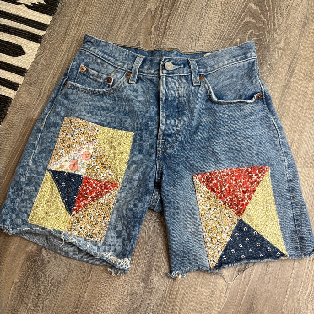 Levi’s 501 90s Patchwork Women’s Shorts - Medium Wash W24 - Picture 3 of 14